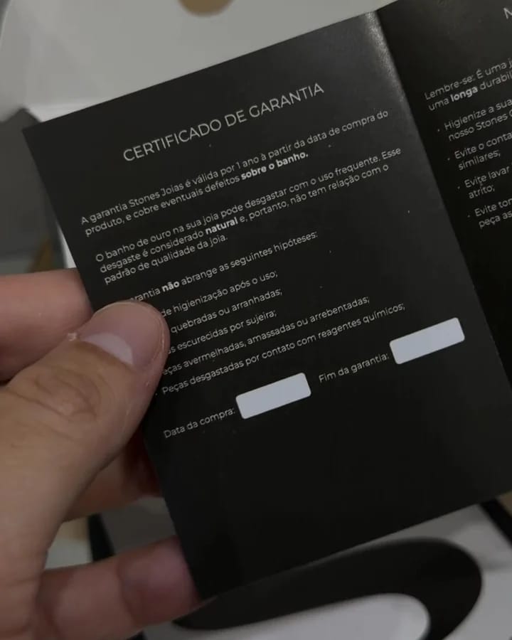 Certificado de garantia aberto na mão