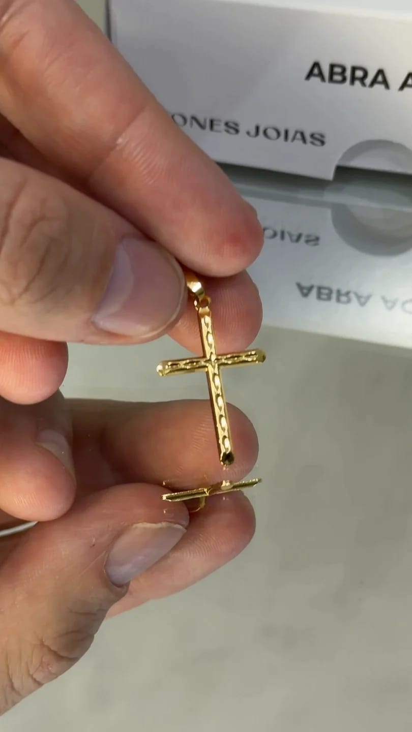 Pingente Crucifixo Tracejado